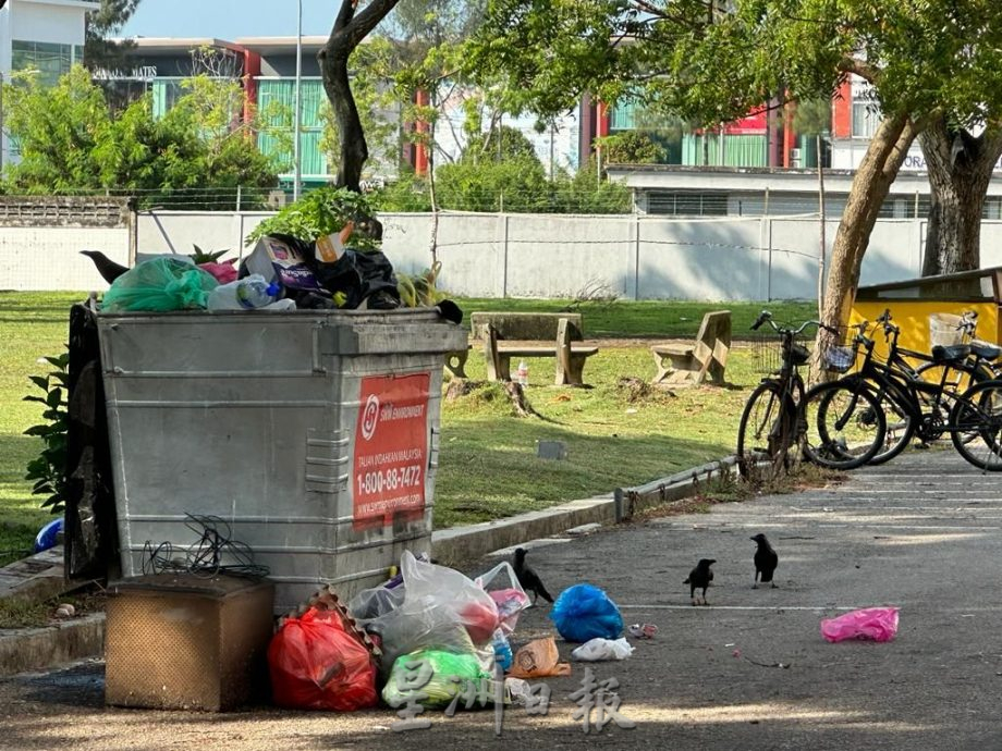 （古城封面主文）组屋卫生恶劣垃圾槽饱满 外劳高空丢垃圾车辆“中招”