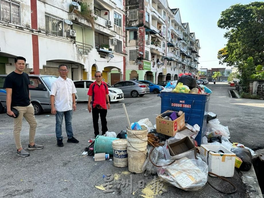 （古城封面主文）组屋卫生恶劣垃圾槽饱满 外劳高空丢垃圾车辆“中招”