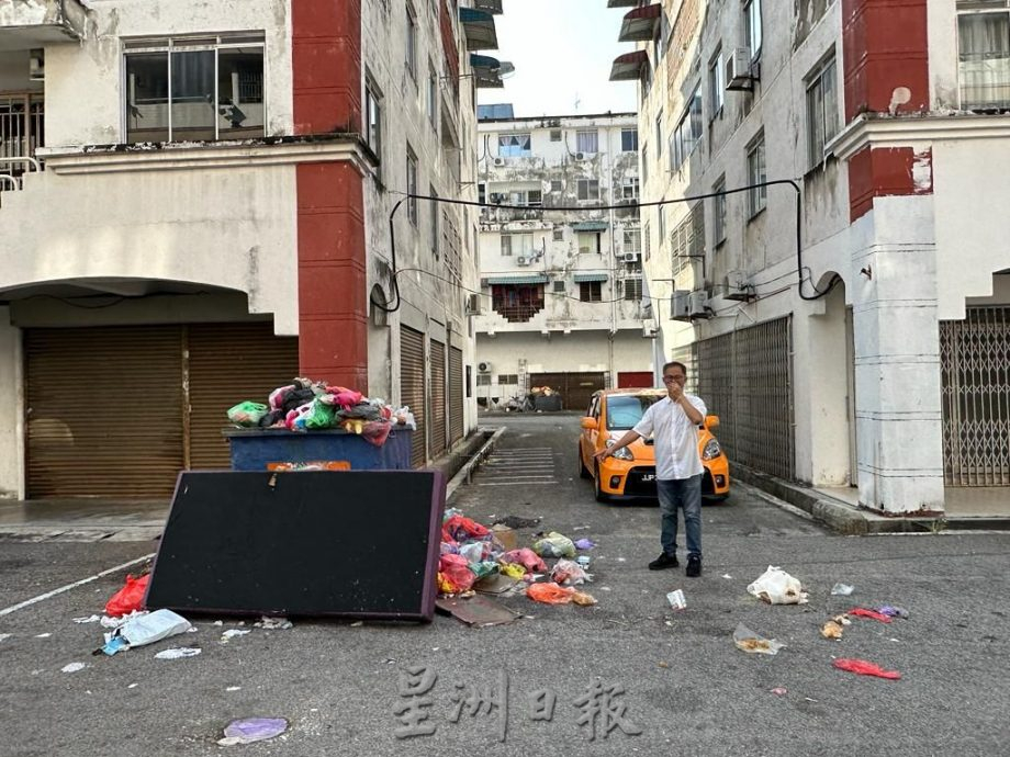 （古城封面主文）组屋卫生恶劣垃圾槽饱满 外劳高空丢垃圾车辆“中招”