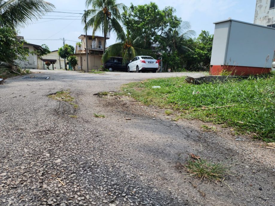 （古城封面副文）地下排水道疑没维护水土流失，导致路面下沉道路破洞沟渠坍塌