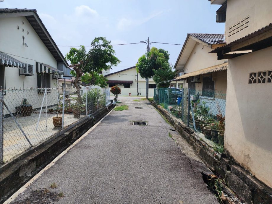（古城封面副文）地下排水道疑没维护水土流失，导致路面下沉道路破洞沟渠坍塌