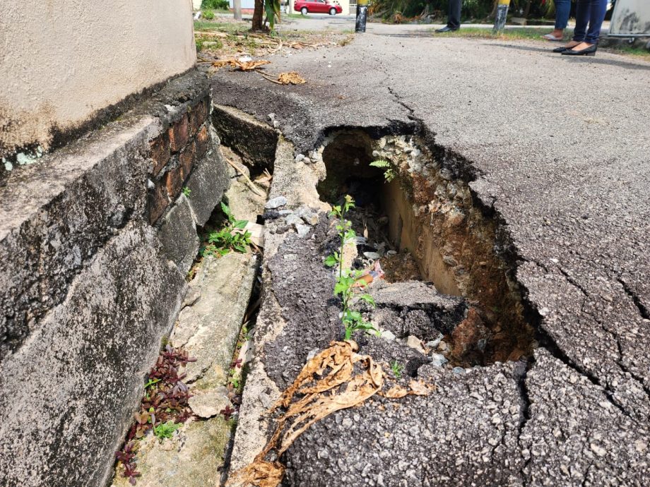 （古城封面副文）地下排水道疑没维护水土流失，导致路面下沉道路破洞沟渠坍塌