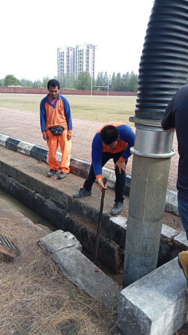 (古城版)南方环保公司迅速派员清理大吉里望广场沟渠