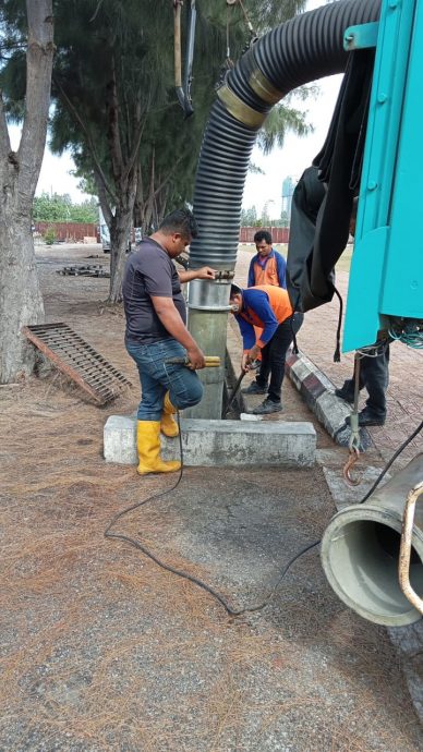 (古城版)南方环保公司迅速派员清理大吉里望广场沟渠