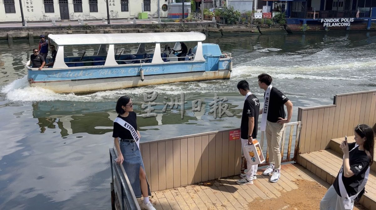 （古城第3版主文）26国型男美女访甲·首长邀出席门户开放