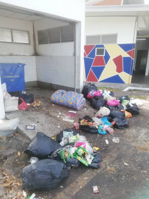 （古城第七版主文）开斋节假期人潮多 晋巷大道休息站垃圾槽爆满飘臭
