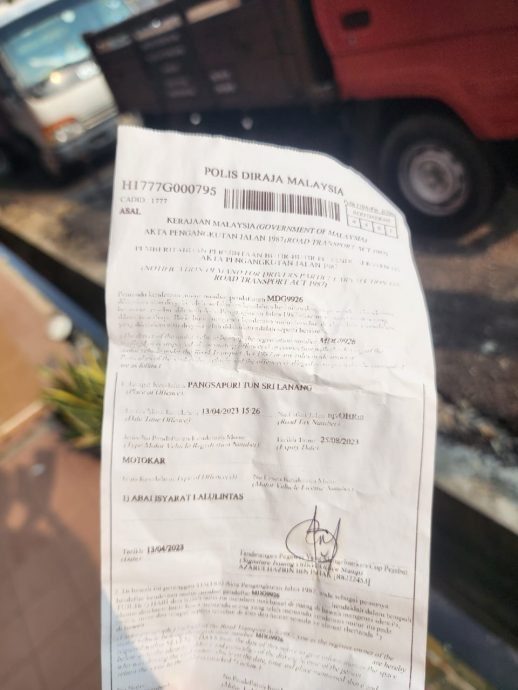 （古城第三版主文）交警1天4次到敦斯里拉让组屋执法，刘志俍：居民数十年停泊且无阻碍交通，此做法矫枉过正