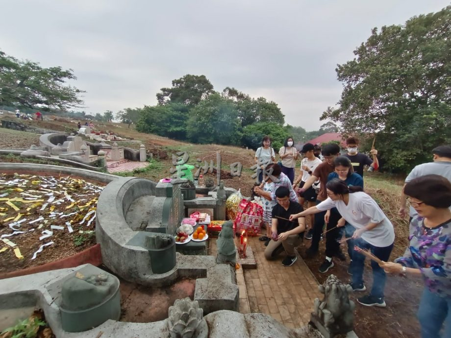 (古城第二版主文)市民指义山除草起价却没清理好,管理层指除好的草难免掉落