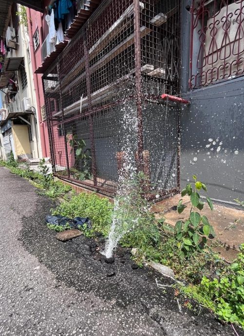 (古城第二版主文)水管破裂许久未获维修,大量无收益水白白流失