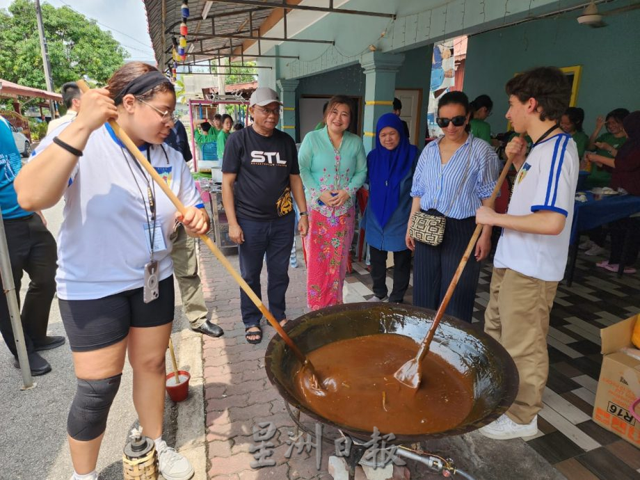 (古城第六版主文)18卢森堡交换生与培风生到甘榜摩登学做马来食物,卢森堡、中华及马来文化交汇