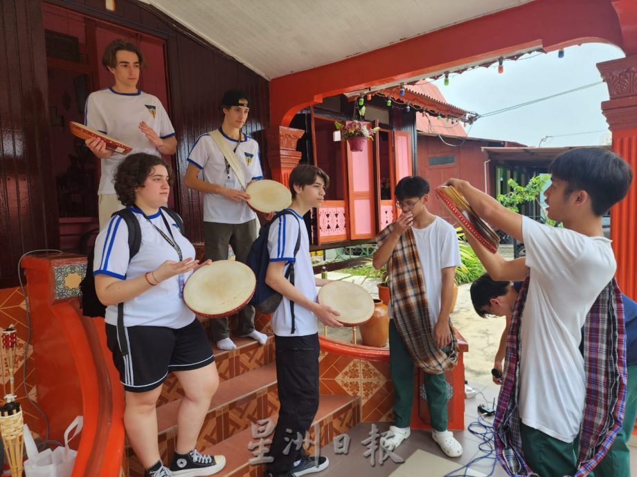 （古城第六版主文）18卢森堡交换生与培风生到甘榜摩登学做马来食物，卢森堡、中华及马来文化交汇