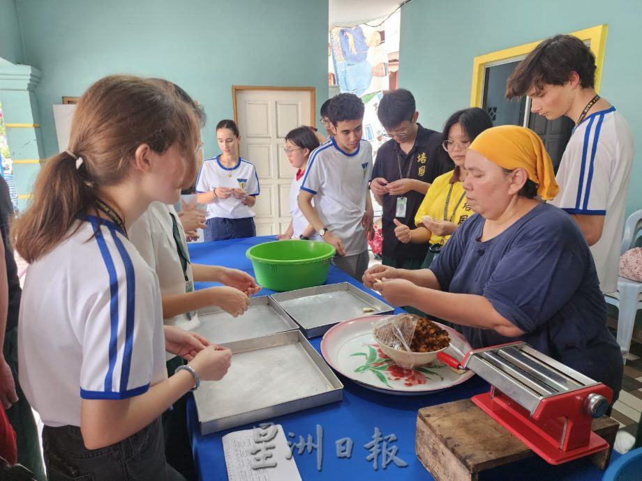 (古城第六版主文)18卢森堡交换生与培风生到甘榜摩登学做马来食物,卢森堡、中华及马来文化交汇