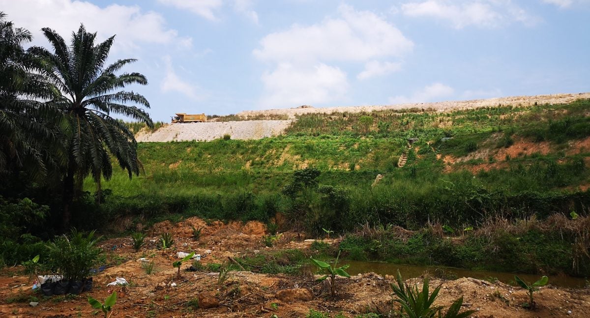 (古城第四版主文)双溪乌浪垃圾山偷偷将污水通过别人园坵排