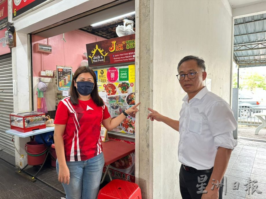 (古城)疑非清真食物放在巫裔小贩餐桌 敦都亚美食中心险筑墙分隔