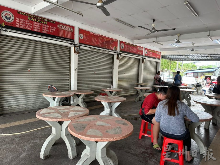 (古城)疑非清真食物放在巫裔小贩餐桌 敦都亚美食中心险筑墙分隔