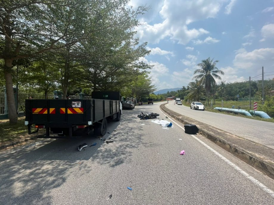 24岁青年独自骑摩托途中失控猛撞一辆抛锚罗厘后部死亡