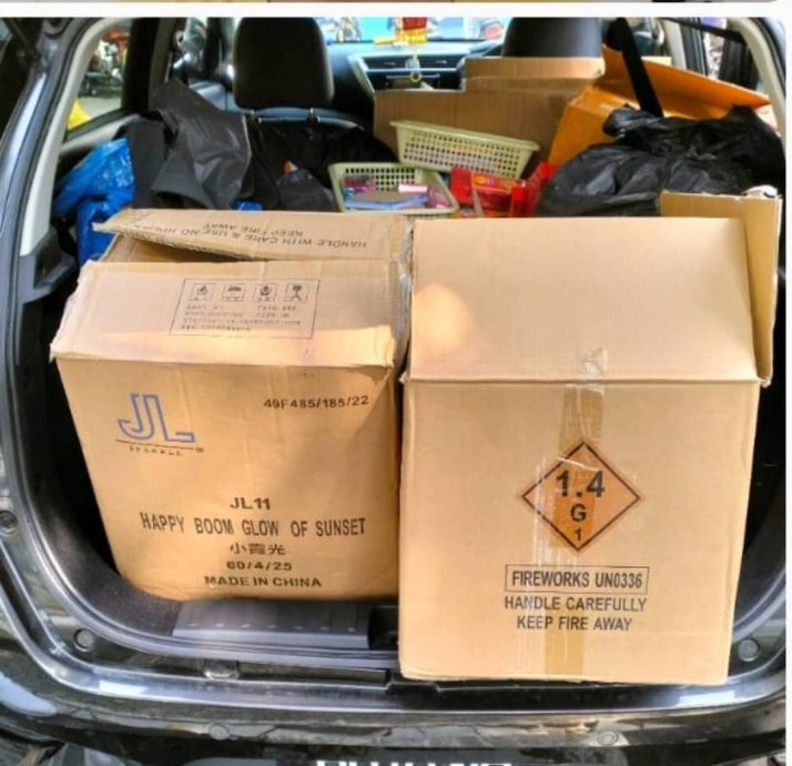 (大北马)一名27岁男子驾驶轿车被警方截查结果被警方发现车内载有各类炮竹与烟花