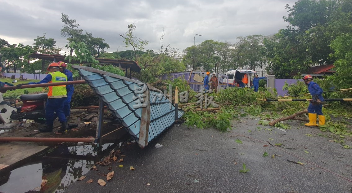 午后一场暴风雨,风灾袭卷亚罗士打北部一带,。
