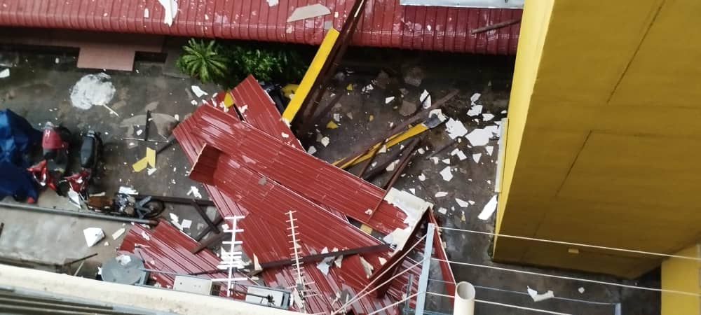 午后一场暴风雨,风灾袭卷亚罗士打北部一带,。