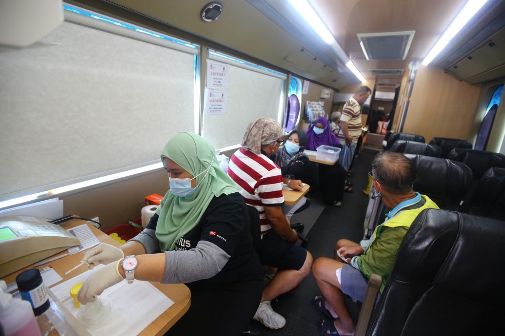 (大北马)国家肾脏基金会流动体检巴士,驶入五条路为民检查健康