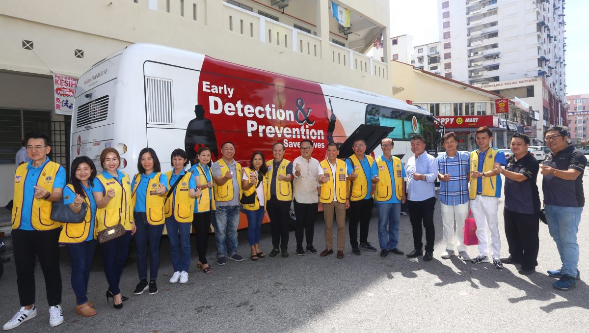 (大北马)国家肾脏基金会流动体检巴士,驶入五条路为民检查健康