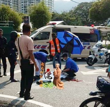 (大北马)女骑士驾摩托与罗里相撞,倒地撞头流血不止死