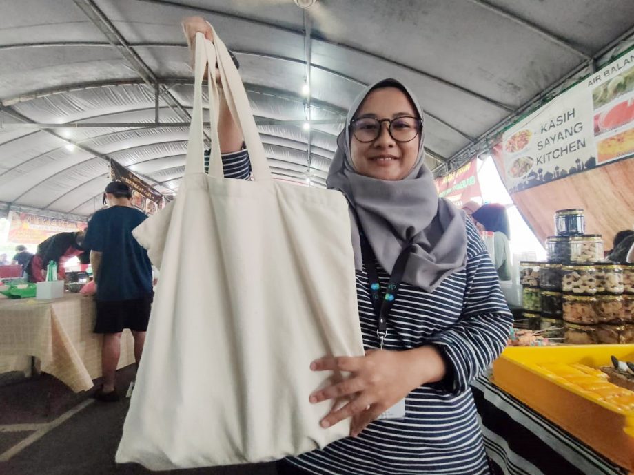 (大北马)市政厅斋戒月派环保袋 吁减少用塑料袋