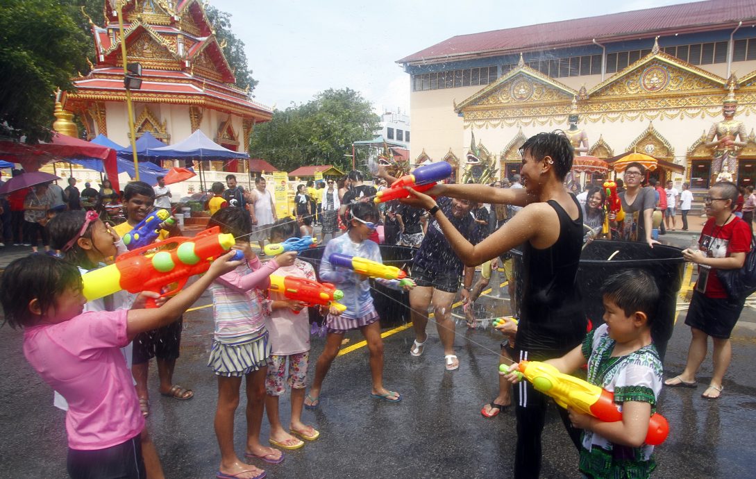 (大北马)槟卧佛寺 413重办泼水节庆典