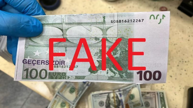 (已签发)柔:狮城二三事: 涉偷梁换柱偷窃7万5000美元 两男在飞机起飞前及时被捕