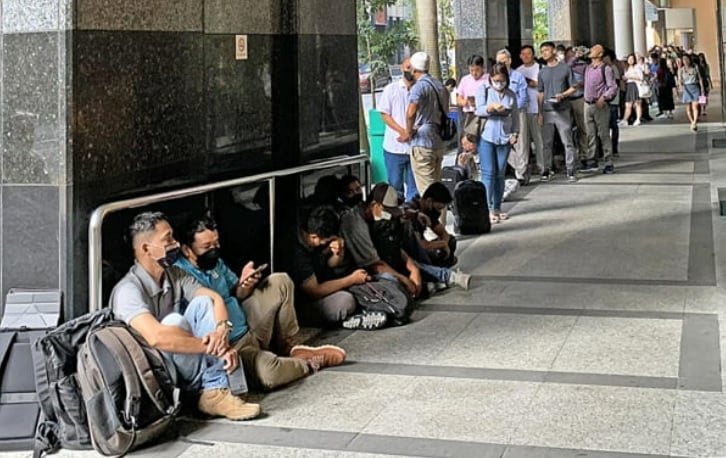 (已签发)柔:狮城二三事:下月赴中国旅游 阿叔凌晨4时排队