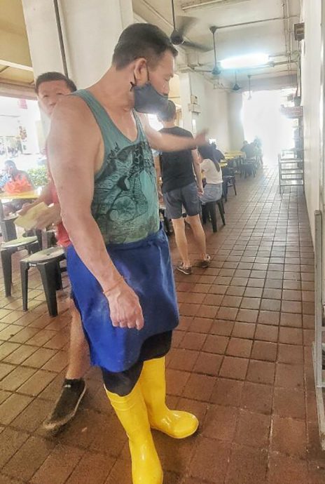 (已签发)柔:狮城二三事:狂汉闹咖啡店 连砸6酒瓶