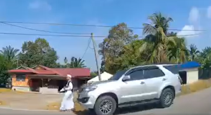 (已签发)柔:宗教师穿白袍过马路,遭四驱车由后撞倒