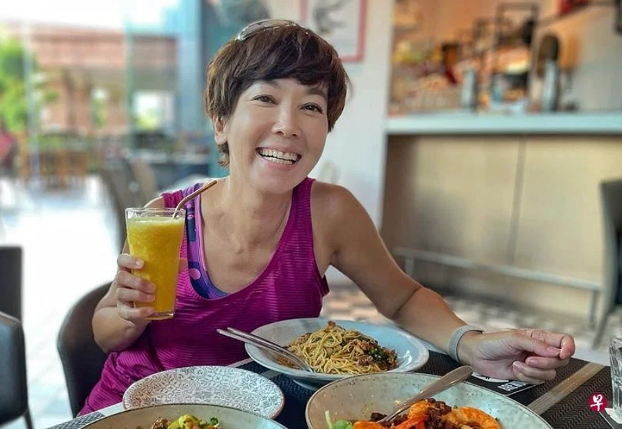 (已签发)柔:狮城二三事:为节目尝“怪食物” 钟琴吃炸蜘蛛