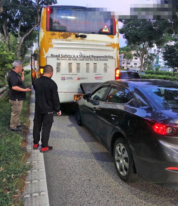 (已签发)柔:狮城二三事:司机疑心脏病发 连撞2车趴方向盘 脚仍踩着油门