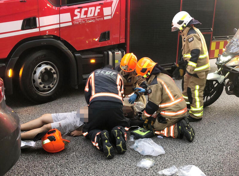 (已签发)柔:狮城二三事:司机疑心脏病发 连撞2车趴方向盘 脚仍踩着油门