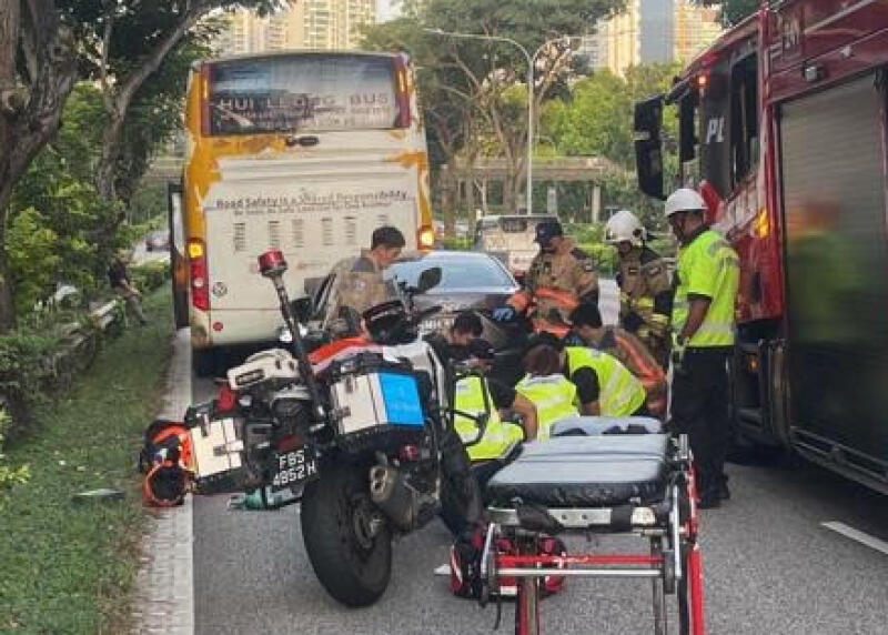 (已签发)柔:狮城二三事:司机疑心脏病发 连撞2车趴方向盘 脚仍踩着油门