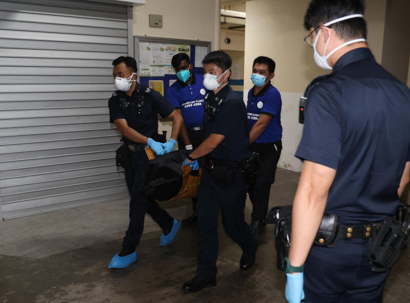 (已签发)柔:狮城二三事:大叔死在囤积大量物品的组屋 狮城警方‘开路’抬尸费时费劲逾4小时