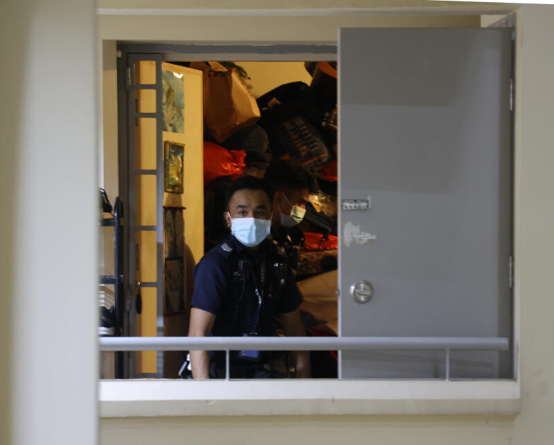 (已签发)柔:狮城二三事:大叔死在囤积大量物品的组屋 狮城警方‘开路’抬尸费时费劲逾4小时
