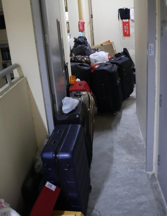 (已签发)柔:狮城二三事:大叔死在囤积大量物品的组屋 狮城警方‘开路’抬尸费时费劲逾4小时