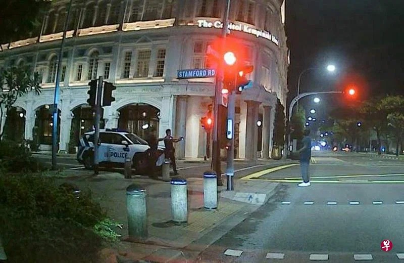(已签发)柔:狮城二三事:挥斧头与警员对峙 男子被控蓄意伤人及阻差办公罪