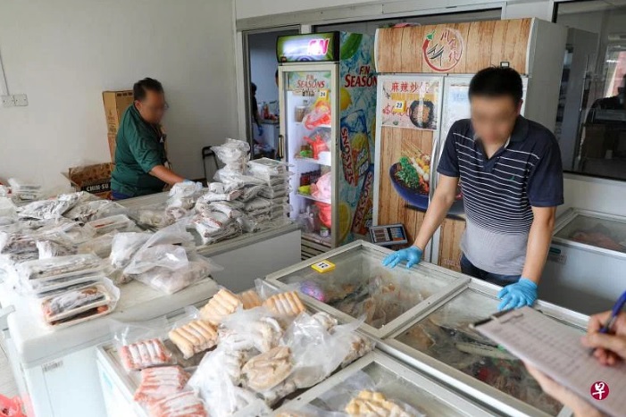 (已签发)柔:狮城二三事:狮城食品局突击旧工业大楼仓库 起获2200公斤非法进口食品