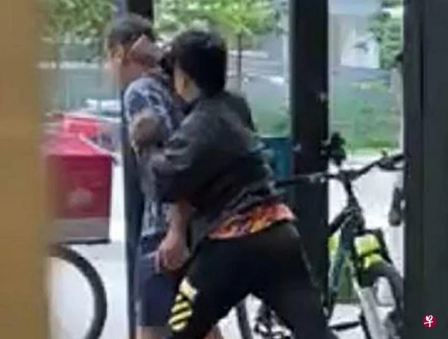 (已签发)柔:狮城二三事:疑起纠纷 少年对阿叔头肩挥拳