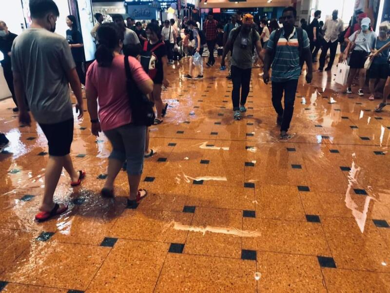 (已签发)柔:狮城二三事:裕廊坊天花板破洞降雨 餐馆20食客慌逃