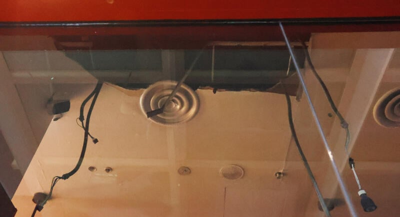 (已签发)柔:狮城二三事:裕廊坊天花板破洞降雨 餐馆20食客慌逃