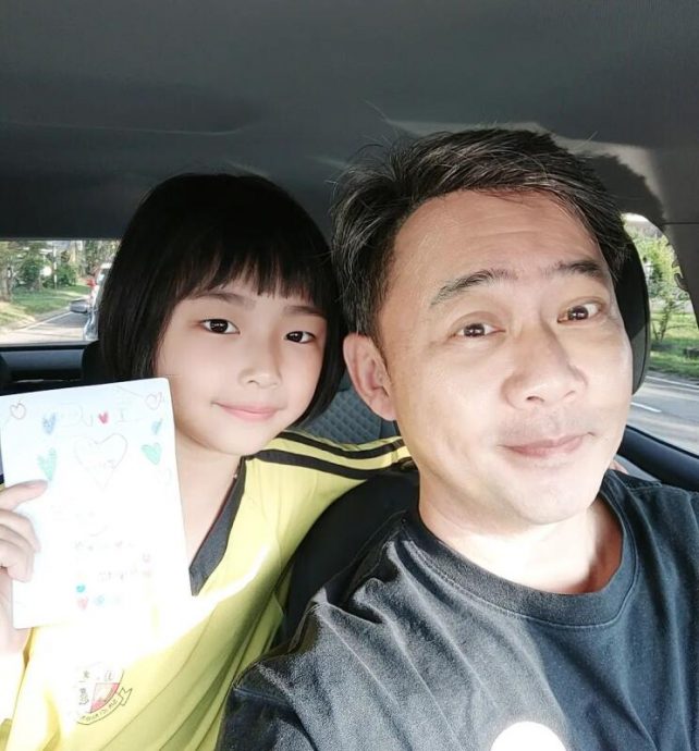 (已签发)柔:狮城二三事:通过亲子活动修身养性 姚彣隆教8岁女写书法