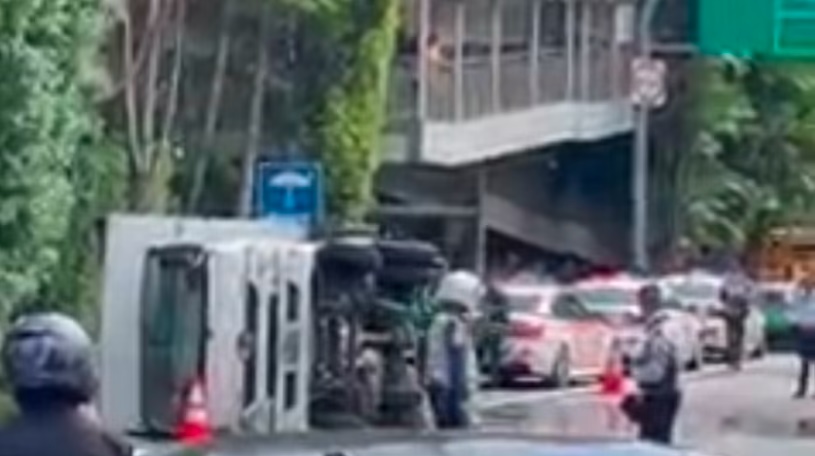 (已签发)柔:狮城二三事:酿车祸导致大塞车 狮城2男1女涉酒驾被捕助查