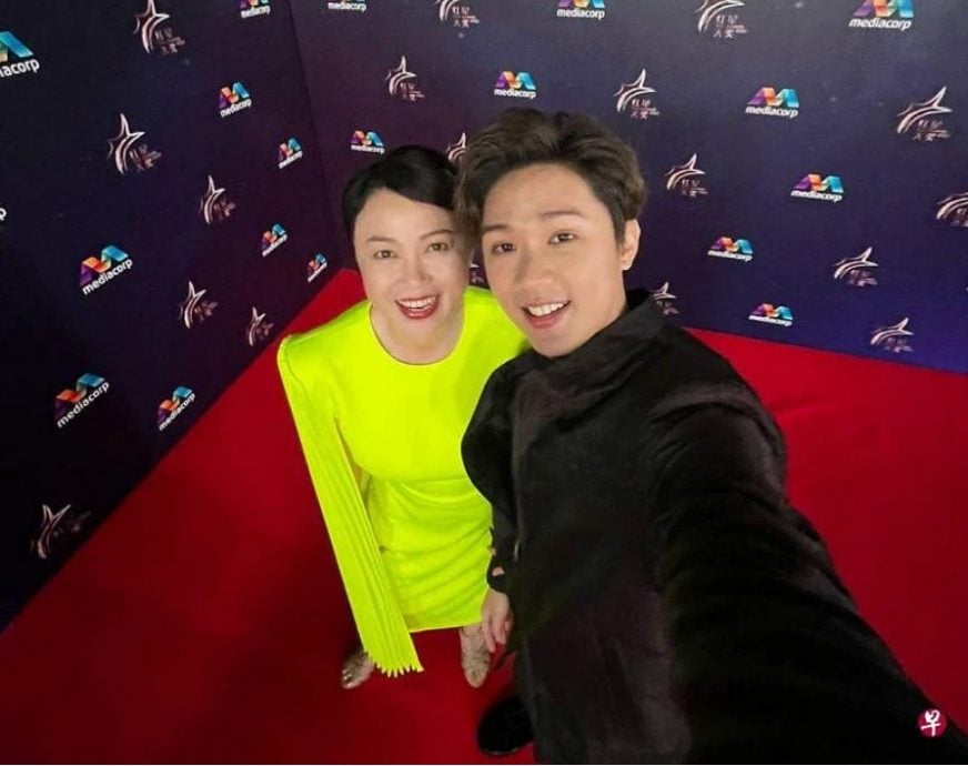 (已签发)柔:狮城二三事:陈熙年底飞英追梦 称母亲向云如荧光照亮人生
