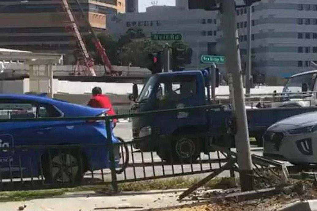 (已签发)柔:狮城二三事:驾车冲上分界堤撞歪交通灯 韩籍男被捕