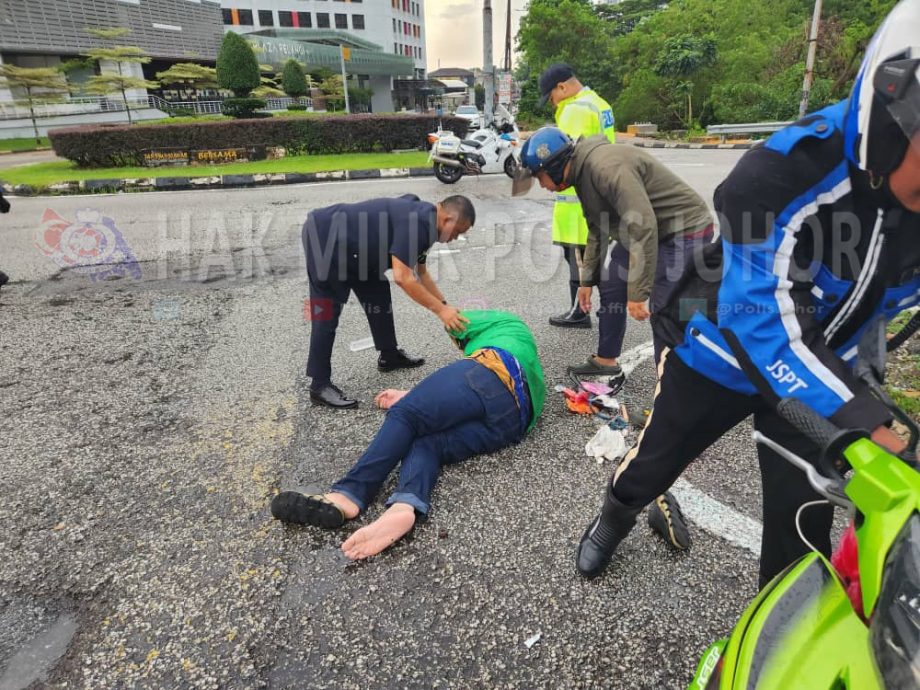 (已签发)柔:送餐员发生车祸,柔州总警长停车协助