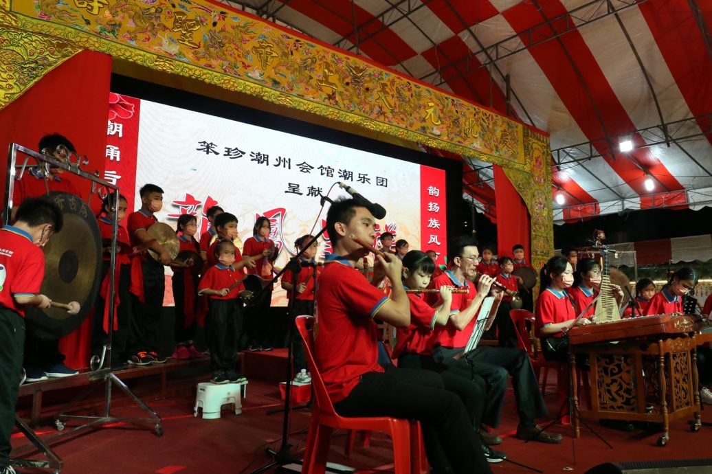 （已签发）柔：马新潮州大锣鼓队汇聚柔佛古庙，锣鼓喧天划破天际